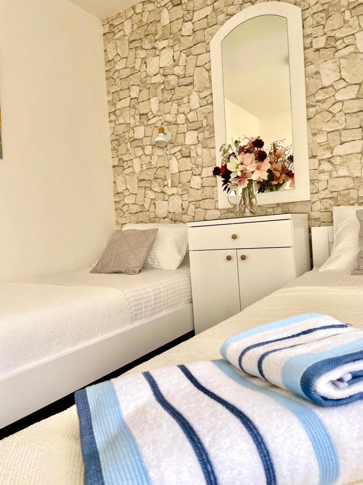 Dinka Old Town Apartment With Sea View Trogir Eksteriør billede